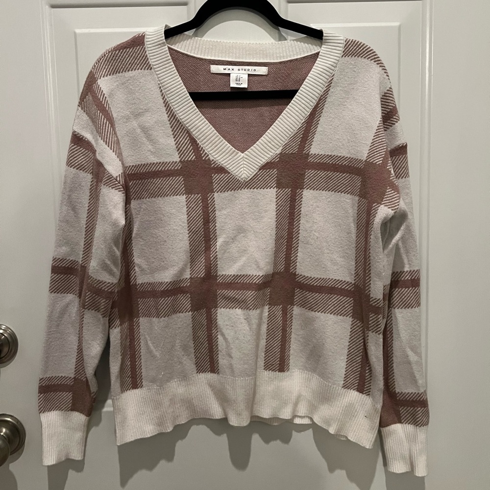 V-neck max studio sweater
Women’s M